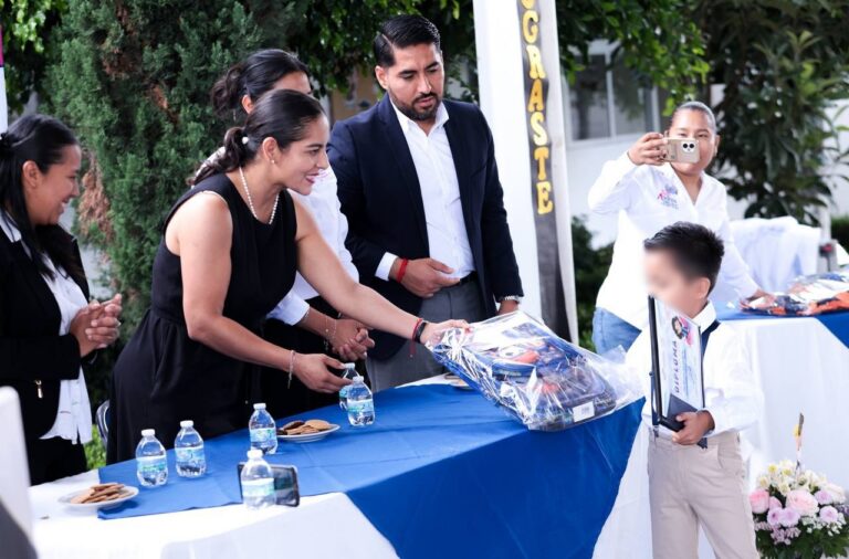 Lupita Cuautle acompaña a estudiantes de San Andrés Cholula en la culminación de su ciclo escolar
