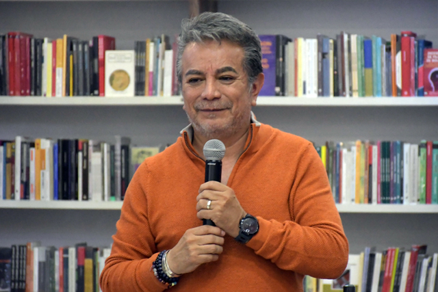 El humor, una vía para lidiar con el caos: Freddy Ortega